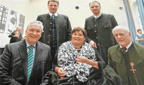 Bayerns Innenminister Joachim Herrmann (links) händigte Josef Waldschütz im Januar 2013 im Beisein seiner damals bereits schwer kranken Frau Annemarie und der Söhne Christian (hinten links) und Matthias das Bundesverdienstkreuz aus. Archi