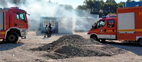 Bei der Abschlussübung in Haslach wurde der Brand eines Baucontainers mit Menschenrettung simuliert. Hobmaier