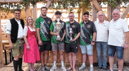 Bei der Siegerehrung: (von links) Landrat Max Heimerl, Mühldorfs Bürgermeisterin Claudia Hungerhuber, die Schützen des ESV Waldkraiburg Andreas Mittermaier, Tobias Baumgartner, Georg Mayer und Stefan Oberhuber, der BLSV-Kreisvorsitzende Erwin Zeug und der BLSV-Organisator Peter Heindl.  Heindl