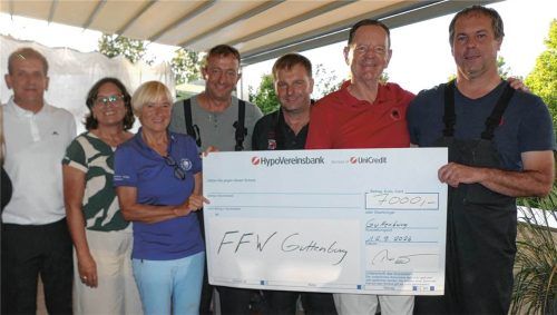 Bei der Spendenübergabe für die Feuerwehr Guttenburg: (von links) Ernst Huber, Petra Jackl, Sonja Punzmann, Anton Voglmaier, Georg Bollner, Klaus Salzberger und Anton Mitterreiter. Bachmaier