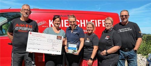 Bei der Spendenübergabe (von links): Alexander Rink (Admin der Regio Traunstein), Christina Zinn und Dana Schütze vom Kinderschutzbund Ortsverband Traunstein, Sabine Rink (Admin der Regio Traunstein) sowie Susanne Okon-Bayer und Heiko Okon von „Knieschleifer aus Überzeugung“ Regio Traunstein. Regio KS Traunstein
