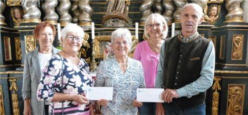 Bei der Spendenübergabe: (von links) Martina Schmidhuber, Hildegard Hintereder, Helga Manstetter, Maria Sieghart und Pfarrer Franz Harrer. Bachmaier