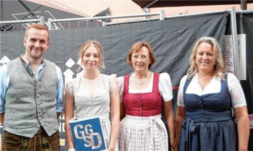 Schulleiter Thomas Kain, die Absolventin Martha Heine, die Dritte Bürgermeisterin Gabriele Leicht und die stellvertretende Schulleiterin Lynn Cottrell (von links) bei der Zeugnisvergabe der GGSD Fachakademie.  Onnasch
