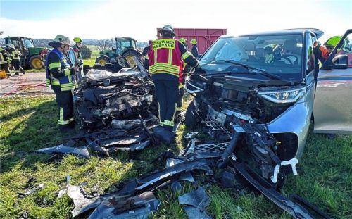 Beide Fahrzeuge wurden bei dem Unfall auf der Kreisstraße RO35 stark deformiert. Während der Bergung war die Straße zeitweise vollständig gesperrt. Barth
