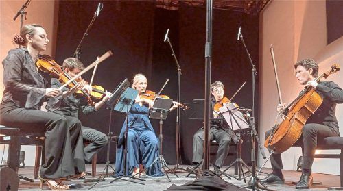 Beim Abschlusskonzert der Traunsteiner Sommerkonzerte im Kulturforum Klosterkirche spielten von links Maria Ioudenitch und Johannes Strake, Violinen, Sylvia Zucker und Jano Lisboa, Bratschen, sowie am Cello der Intendant der Sommerkonzerte, Maximilian Hornung. Giesen