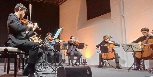 Beim Eröffnungskonzert der Traunsteiner Sommerkonzerte im Kulturforum Klosterkirche spielten Quatuor Arod mit Jordan Victoria und Alexandre Vu, Tanguy Parisot und Jérémy Garbarg sowie Ilya Gringolts, Johannes Strake, Jano Lisboa und Maximilian Hornung. Giesen