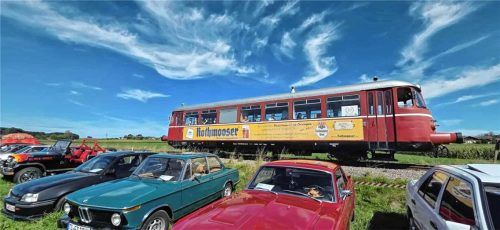 Beim Oldtimertreffen in Aindorf bot die historische Chiemgauer Lokalbahn „LEO“ nicht nur eine passende Anreisemöglichkeit, sondern war selbst ein Blickfang. Emmy Künzner-Hingerl / Verein