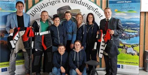 Beim Schnuppertag der Hubertusschützen Höslwang: Herbert Strauch, Erster Vorsitzender der LAG Chiemgauer Seenplatte (links im Bild), und Höslwangs Erster Bürgermeister Dr. Peter Mayer (rechts im Bild) mit dem Ersten Schützenmeister Hubert Blank, der Zweiten Schützenmeisterin Maria Weiß, der Schatzmeisterin Barbara Stockmeier und vier jungen aktiven Mitgliedern (von links: Christina Stockmeier, Simone Blank, kniend Johannes Stockmeier, Paula Hilger) der Hubertusschützen. LAG Chiemgauer Seenplatte