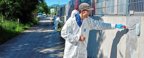 Beschäftigte der Wendelstein Werkstätten grundieren eine Wandfläche für das Streetart-Projekt. Wendelstein Werkstätten