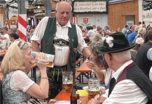 Besucher genießen die festliche Atmosphäre und das Bier im Flötzinger-Festzelt. Hötzelsperger