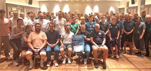 Beteiligen sich an der Respekt-Kampagne des Bayerischen Fußball-Verbandes: sitzend von links: Beisitzer Christian Böckl, Lehrwart Sebastian Busch, Kreis- und Gruppenschiedsrichterobmann Ronny Schmidt, Kreisvorsitzender Michael Baumann und Beisitzer Josef Kurzmeier; stehend dahinter: Schiedsrichterinnen und Schiedsrichter der Gruppe Chiem.re
