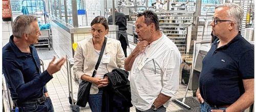 Bio-Coach Hubert Bittl (von links) leitet die Betriebsgastronomie der Versicherungskammer Bayern: Er ist ein erfahrener Bio-Koch und hat im Coaching wertvolle Tipps für Irmi Prankl von der Öko-Modellregion Hochries-Kampenwand-Wendelstein sowie Herbert Riffel, Küchenleiter der Simssee Klinik in Bad Endorf, und Steffen Lutz, Küchenleiter der Klinik St. Irmingard in Prien. Öko-Modellregion Hochries-Kampenwand-Wendelstein