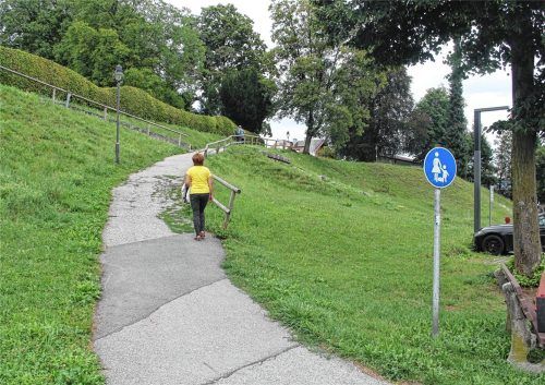 Bis zu 20 Prozent Steigung müssen derzeit beim Verbindungsweg Pfarrer-Gierl-Weg zum Kurpark überwunden werden. Für ältere Menschen und Mütter mit Kinderwagen kaum zu schaffen. Das soll sich nun ändern. roc