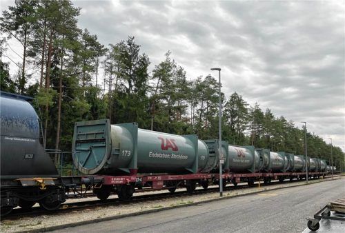 Bislang rollte der meiste Müll auf der Schiene nach Burgkirchen, doch nach der Vertragskündigung durch DB Cargo muss der ZAS vorerst stärker auf Lkw-Speditionen setzen.
