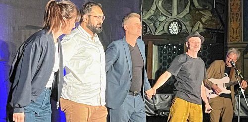 Boten Wortwitz und Wissenschaftsgeplänkel: (von links) Lena Loster, Dr. Emir, Michael Altinger, Stefan Danziger und Andreas Rother verabschieden sich von einem begeisterten Publikum. Janeczka