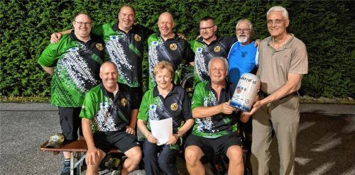 Bräu Georg Ametsbichler (rechts) übergab den Wanderpokal an das Siegerteam aus Waldkraiburg. Dazu gratulierte auch Pürtens EV-Vorsitzender Peter Riener (hinten, Zweiter von rechts). Bachmaier