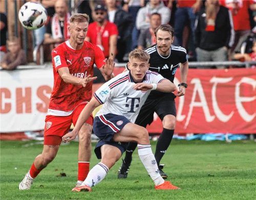 Buchbachs Tobias Sztaf im Duell mit Bayern-Torjäger Anton Heinz.Michael Buchholz