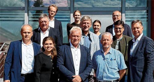 Bundeslandwirtschaftsminister Alois Rainer besucht zusammen mit Vertretern der Politik und Landwirtschaft den Rinderschlachthof in Waldkraiburg: (von links) Wilhelm Habres (Commercial Director Vion), Stephanie Pollmann (Zweite Bürgermeisterin der Stadt Waldkraiburg), Alois Rainer (Bundesminister für Landwirtschaft, Ernährung und Heimat), Kai-Uwe Harms (Geschäftsführer Vion Waldkraiburg), Stephan Mayer (MdB), Erwin Hochecker (Geschäftsführer EG Südbayern), Günther Felßner (Präsident des Bayerischen Bauernverbandes), Max Heimerl (Landrat), Dr. Simon Schreiber (stellvertretender Leiter des Tierschutzreferats beim BMEL), Dr. Veronika Weber (CSR Vion Food Group), Corinna Hiesinger (Referentin für Tiergesundheit und Nachhaltigkeit beim BBV) und Franz Mitterberger (Geschäftsführer VVG). privat