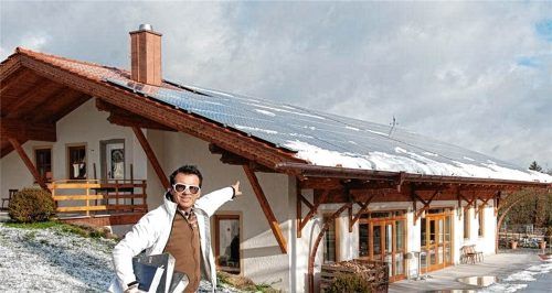 „Bussi-Schorsch“ Georg Weiß vor der Lagerhalle, die zum Event-Stadl wurde.re