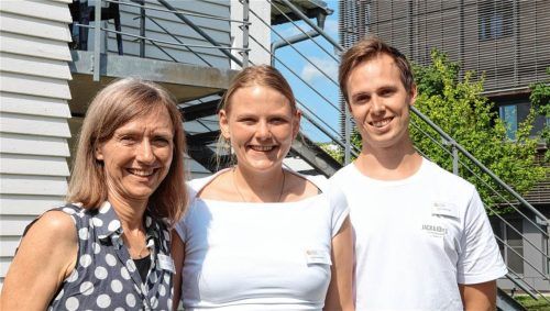 Chefärztin Dr. Silke Naab und die beiden Therapeuten Pia Zimmermann und Daniel Ostertag (von links) geben einen Einblick in die kinder- und jugendpsychiatrische Abteilung in der Schön-Klinik Vogtareuth.Mischner