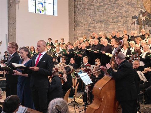 Chor und Orchester bei der Aufführung des Paulus-Oratoriums in der katholischen Pfarrkirche Herz-Jesu. Evang. Dekanat Rosenheim