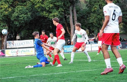 Das 1:0 für den TSV Wasserburg: Janik Vieregg netzt aus kurzer Distanz nach Vorlage von Thomas Voglmaier ein. Christian Mühlhofer