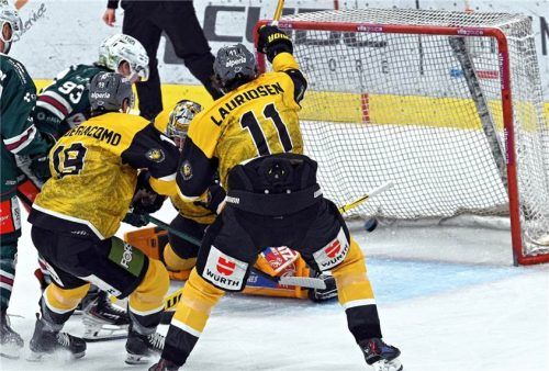 Das 1:0 für Rosenheim: Luigi Calce bringt die Scheibe an Torhüter Colin Furlong vorbei.Hans-JürgenZiegler