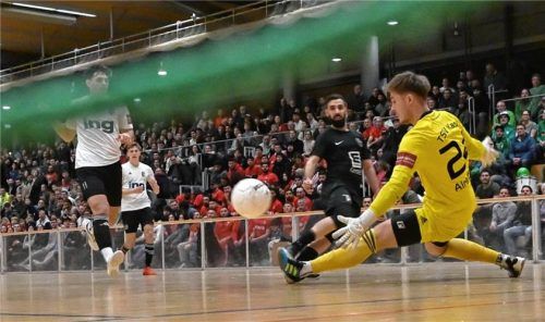 Das Finalturnier im Hallenfußball-Sparkassenpokal findet stets vor vollbesetzten Rängen statt.Hans-Jürgen Ziegler