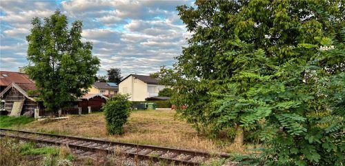 Das Grundstück an der Ringstraße bietet Platz für ein kleines Haus. Im Westen wird es von der Bahnlinie und den Lagerhallen an der Lagerhausstraße begrenzt. Kathrin Gerlach
