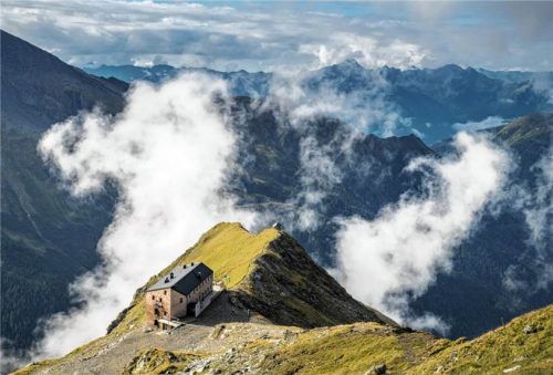 Das Hannoverhaus liegt mitten im Ankogelskigebiet und ist im Sommer ein wichtiger Stützpunkt am Tauernhöhenweg im Nationalpark Hohe Tauern. imago stock&people