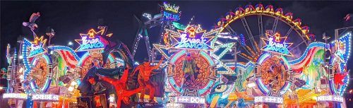 Das Herbstfest bei Nacht: ein Lichtermeer und ein beliebtes Fotomotiv. zimmermann