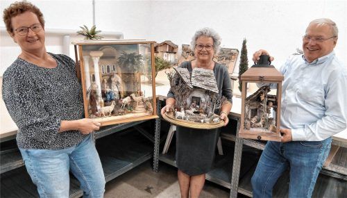 Das Krippenwesen beleben – diesen Zweck verfolgen die „Krippenfreunde Wasserburg und Umgebung“. Marlene Häuslmann (links), Margarete Kölbl und Peter Ott präsentieren verschiedene Krippen, die bereits restauriert oder gebaut wurden. Weithofer