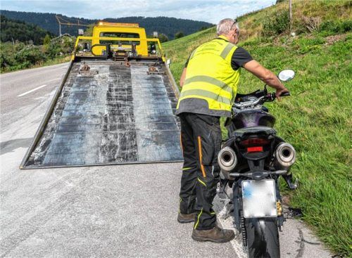 Das Motorrad nach einem Unfall auf der B305 bei Ruhpolding: Das Bike musste abgeschleppt werden. Hallweger