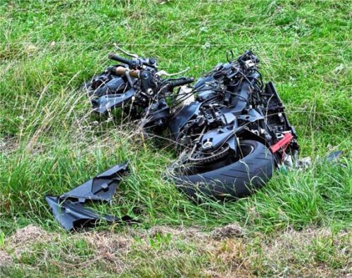 Das schwer beschädigte Motorrad: Anwesende versuchten noch den jungen Fahrer zu reanimieren – erfolglos.