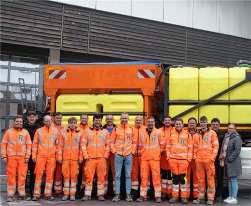Das Team der Ampfinger Straßenmeisterei. Alle Mitarbeiter freuen sich, wenn sie morgen, Samstag, den Besuchern einen Blick hinter die Kulissen gewähren können.  Straßenbauamt Rosenheim