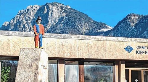 Das wohl bekannteste Werk der Künstlerin Hilde Prinz, der „Kieferer Kasperl“, verschönert den Eingangsbereich der Gemeindewerke Kiefersfelden mitten im Ort. Franz Hoffmann