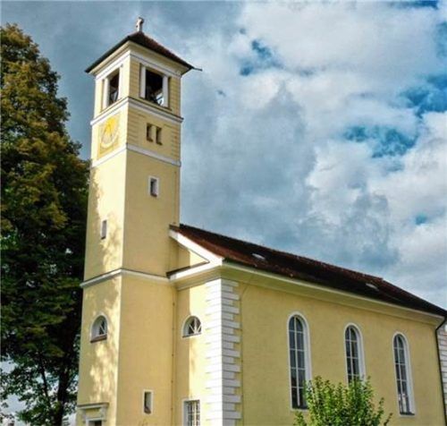 Den Turm der Karolinenkirche schmückt eine Sonnenuhr.