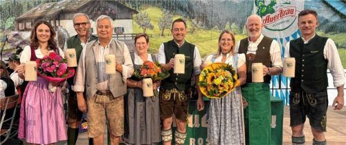 Der 471. Aschauer Markt ist eröffnet: (von links) Lara und Dirk Steinebach (Geschäftsführer von Auerbräu), die Festwirte Werner und Rosi Heinrichsberger, Josef Kronast, Betriebsleiter und Prokurist der Brauerei, Katrin und Michael Andrelang (Zweiter Bürgermeister) sowie Markus Waldmann, Gebietsverkaufsleiter der Brauerei.Reiter