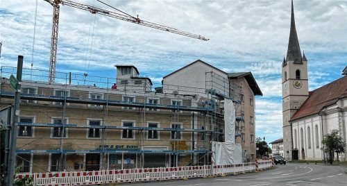 Der Abbruch des Brunnerhauses ist ein Schritt auf dem Weg zur neuen Ortsmitte von Halfing. Im Herbst startet der Architektenwettbewerb für die Neugestaltung des Areals. Kathrin Gerlach