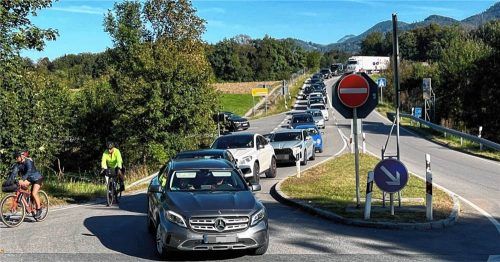 Der Ausweichverkehr wälzt sich von der A8 über Frasdorf und Achenmühle in Richtung Rohrdorf.