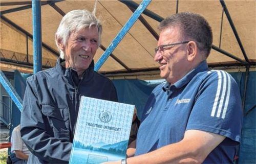 Der Autor des Jubiläumsbandes Alexander Hübner (rechts) überreichte ein druckfrisches Exemplar an Georg Müller. re