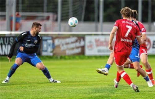 Der dreifache Torschütze Nick Schreiber erzielte hier das 1:0 für Traunstein.Hans Weitz
