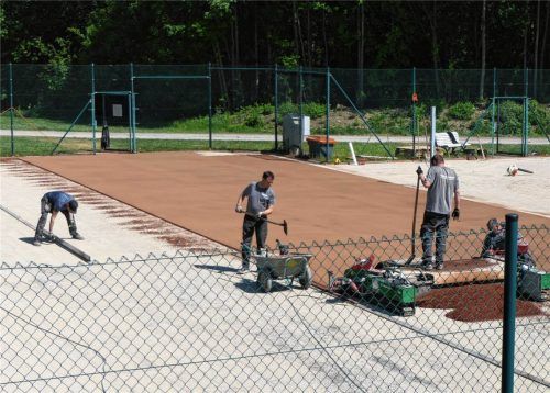 Der neue Belag wird auf dem regulierten Kiesuntergrund der Tennisplätze aufgebracht. Reiter