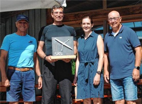 Der Gewinner der Ruderregatta „Die Simssee 7“, Hans Härtl (Mitte), eingerahmt von der Zweitplatzierten Christiane von Bary und dem Dritten, Wolfgang Niessen. Ganz rechts Erster Vorstand des SRS, Hans Reile.re
