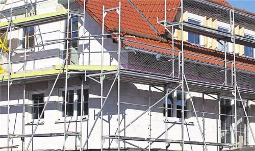 Der Hausbau in Deutschland könnte deutlich günstiger sein – auch mit der Auswahl von weniger teuren Baustoffen. SMARTERPIX/ANJAJULI