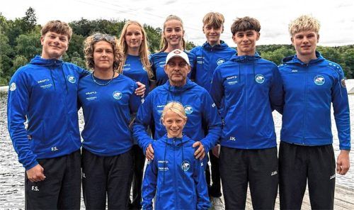 Der Kiefersfeldener Wasserski-Nachwuchs: Fynn Strohmeyer, Anuk Pilgram, Laia Widschwendter, Natalie Baranski, Noa Döring, Jakob Huber und Virgil Funk (von links). In der Mitte Coach Jury Rikter mit Marie Hinke.WSC Kiefersfelden