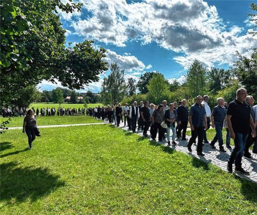 Der lange Trauerzug begleitete John Gonzalves zu seiner letzten Ruhestätte auf dem Obinger Gemeindefriedhof.