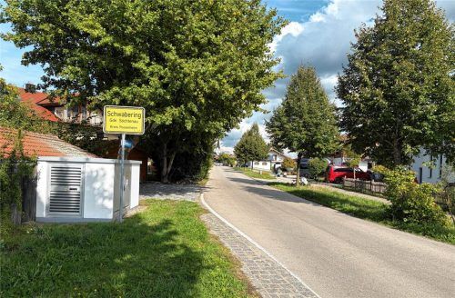 Der Ortseingang von Schwabering, wo Bürger eine Reduzierung der Höchstgeschwindigkeit auf 30 km/h fordern.