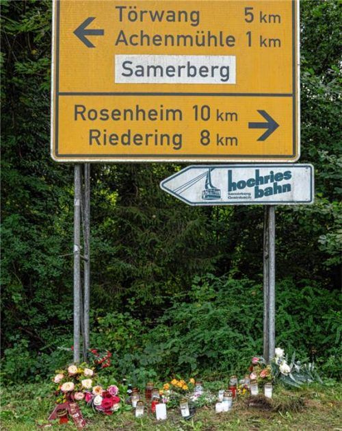 Die 19-jährige Mariella und ihr 26-jähriger Freund sind vergangene Woche bei einem tödlichen Motorradunfall bei Rohrdorf ums Leben gekommen. An der Unfallstelle haben Trauernde Kerzen und Blumen abgelegt. Thomae