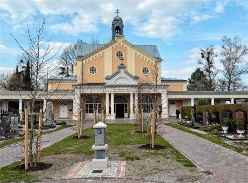 Die Aussegnungshalle auf dem Rosenheimer Friedhof, der über 200 Jahre Zeitgeist und Stadtgeschichte widerspiegelt. Stadt Rosenheim